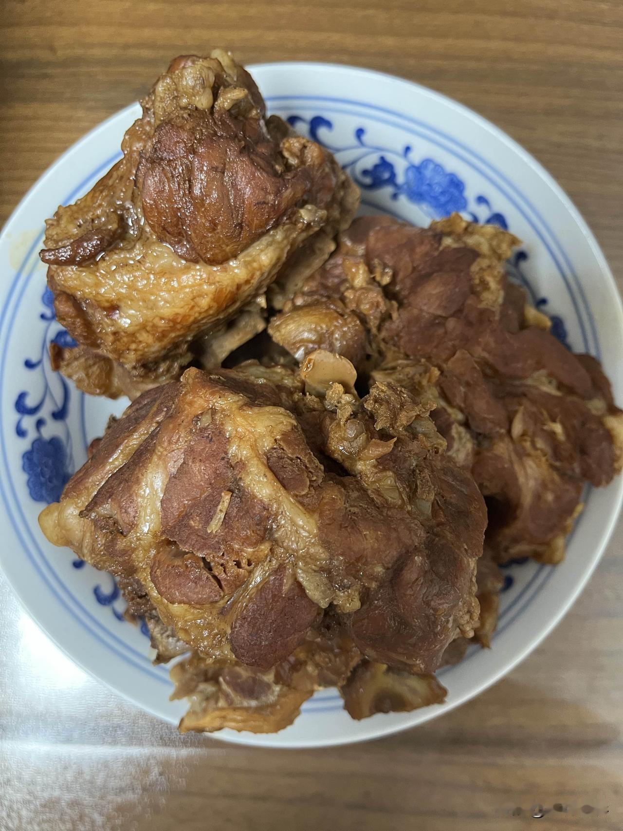 好友们晚上好！立秋快乐，晚餐香香！今天立秋，我也弄点儿肉贴秋膘。

今儿一早起来