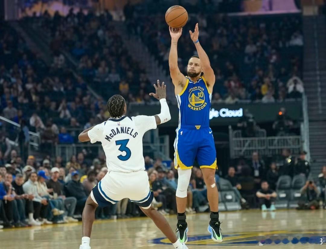 看勇士打森林狼，就像小学生队打高中生队。人家三高加两个大后卫，勇士则是一高（还是