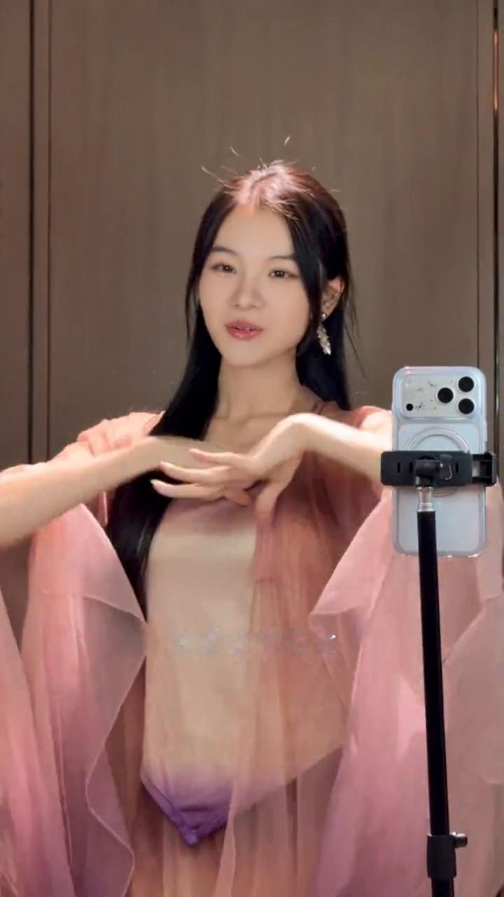 女子是怎样，女儿心就是怎样的。
女儿心总如水，起伏而迁回。梨花怎带雨，请君多体会