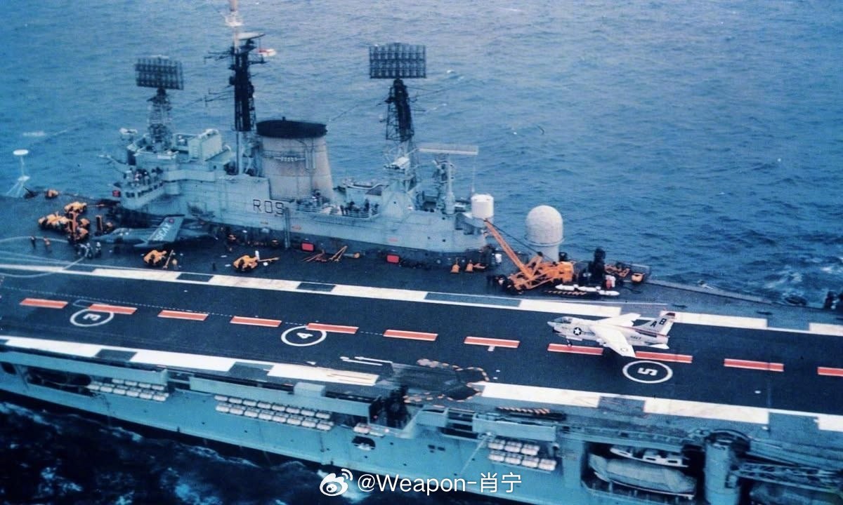照片中的历史 美国海军第46战斗机中队的A-7B“海盗二号”舰载攻击机，在佛罗里