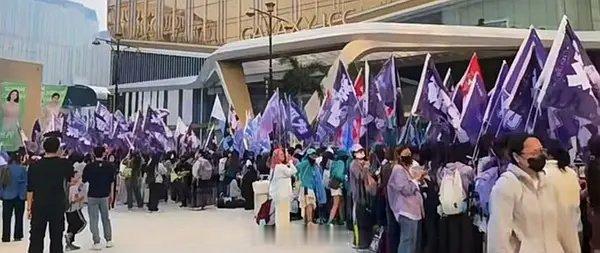 邓为暗夜贵公子，尖叫之夜红毯顺序爱奇艺尖叫之夜红毯🐍邓为粉丝应援🈶  平时都