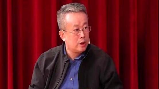 华为刚拿出改写芯片行业的韬定律，就遭国内博士全盘否定！
那个清华博士，在华为干了