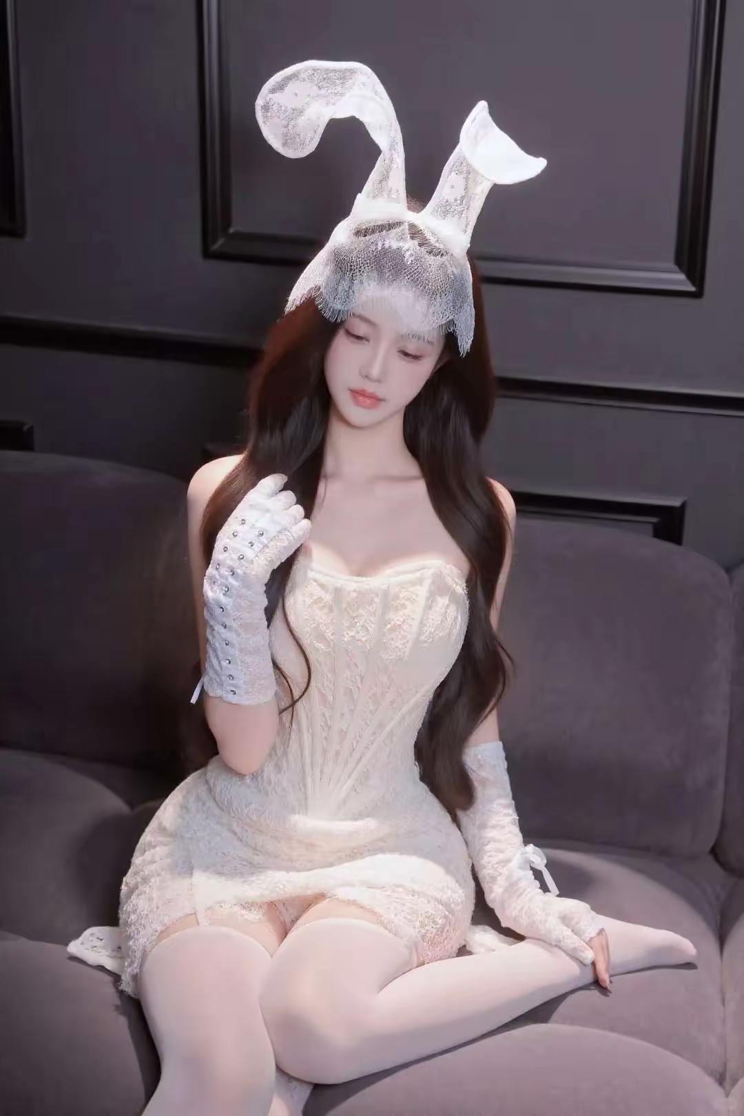 月色笼纱影，玉兔伴佳人。