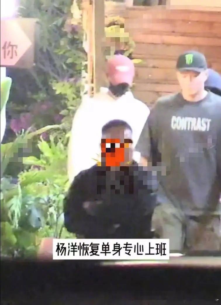 #刘大锤说杨洋恢复单身# 杨洋被拍到身穿白色卫衣头戴鸭舌帽去上班，身边只有助理，