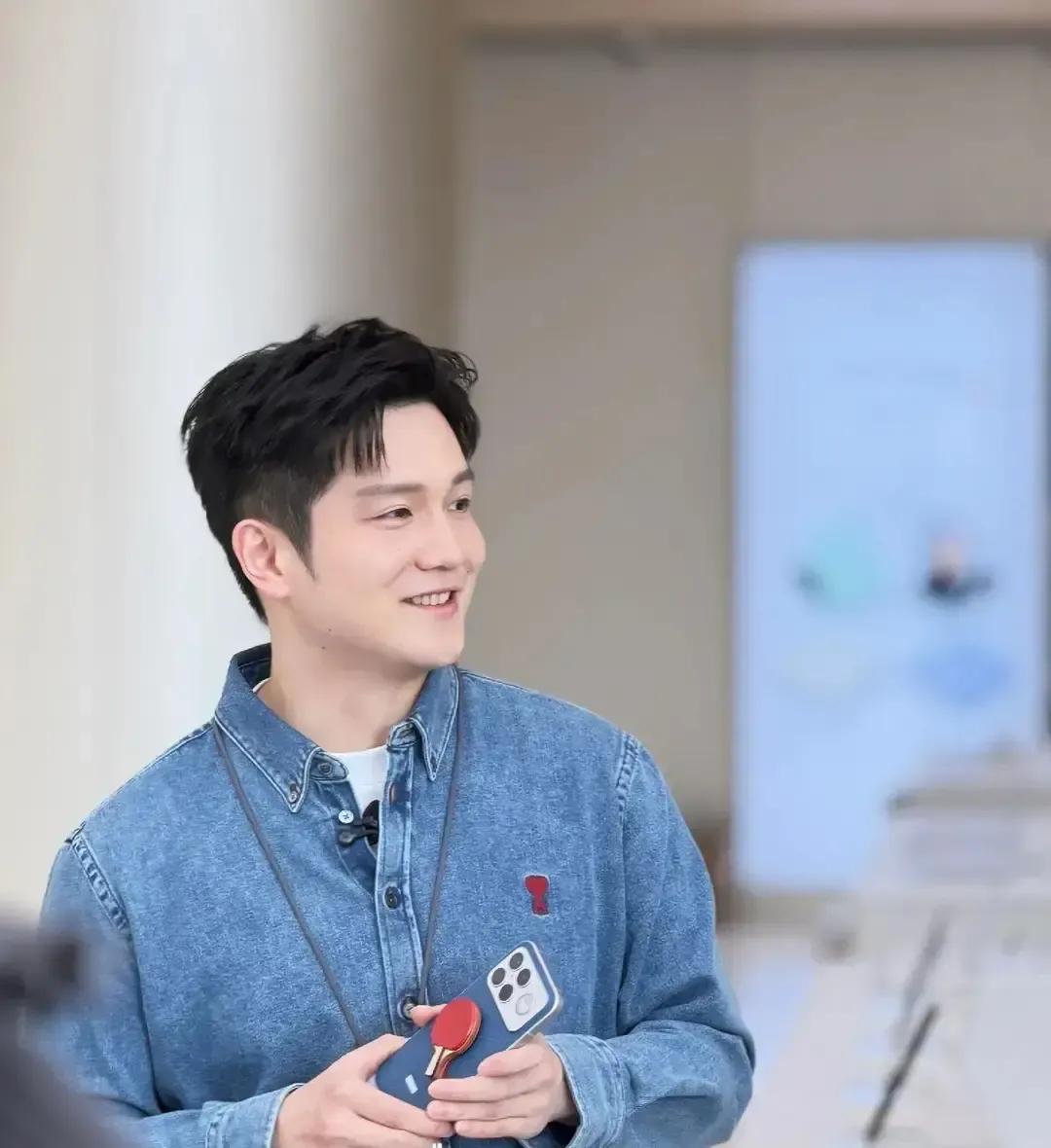 樊振东被拍到在球馆外自己颠球玩，笑得跟小孩似的，跟赛场上那个板着脸一板一眼的世界