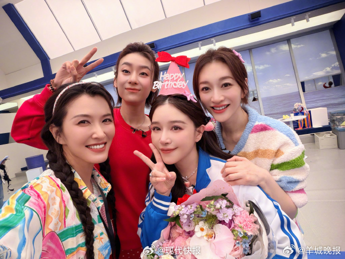 【#阚清子浪姐合照庆生#】#阚清子李小冉合照#4月15日，38岁生日发文：在《乘