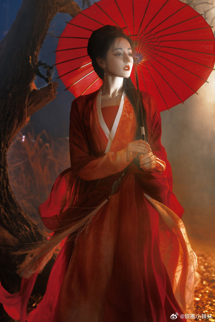 迪丽热巴贺思慕美妆博主时候 直接被热巴惊喜到！《白日提灯》的鬼王妆是她亲自打造的