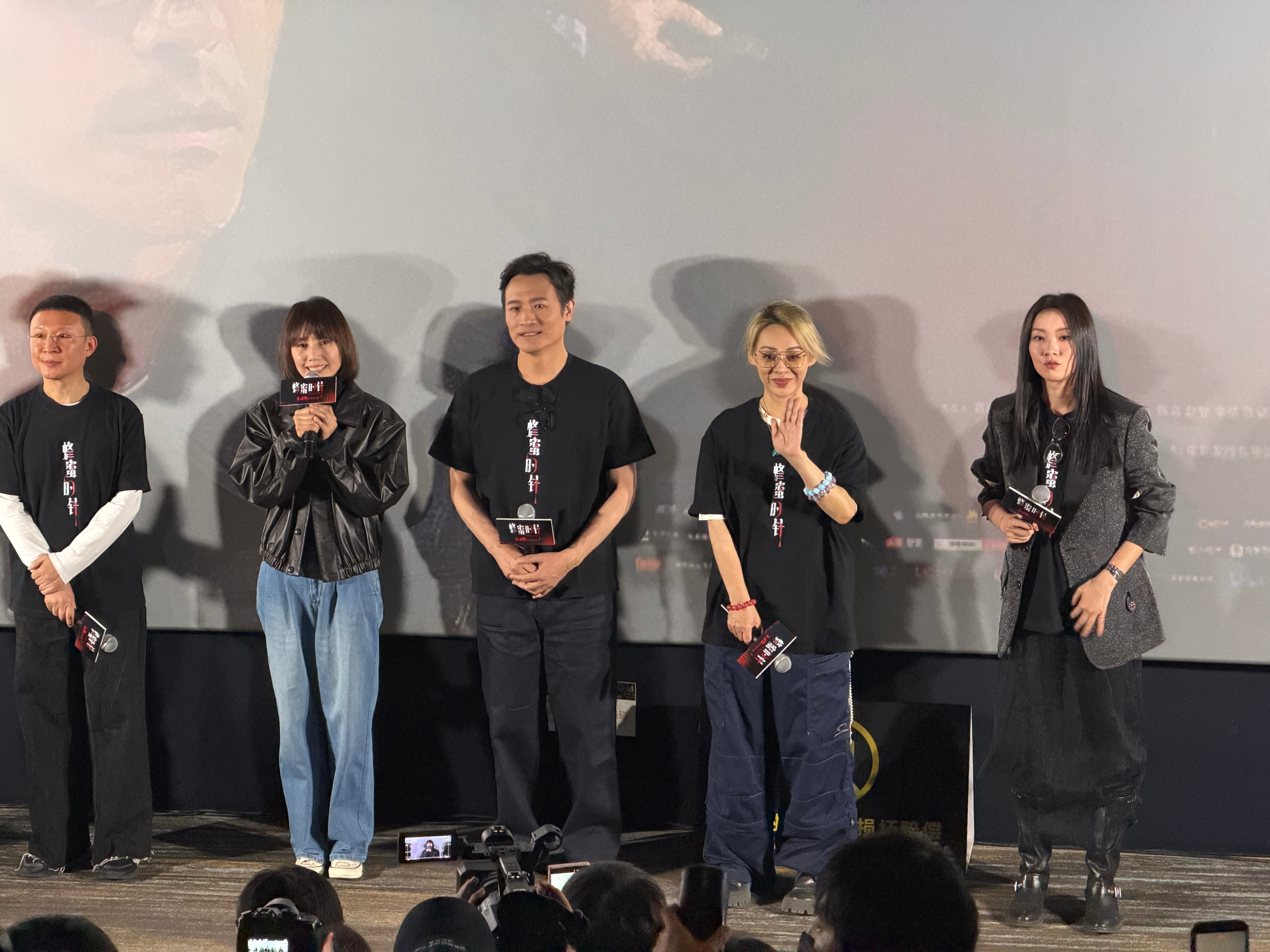 《蜂蜜的针》映后，监制&编剧李樯解释了为什么片名是“蜂蜜”而不是“蜜蜂”，一来是