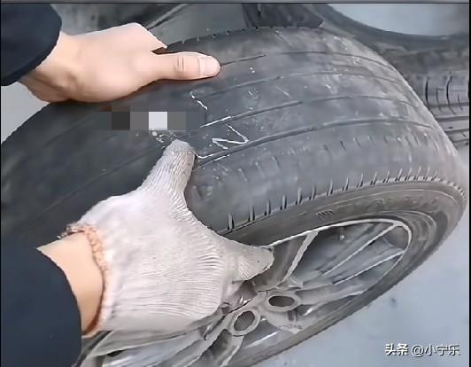 近日，一男子去汽修店补胎发现“玄机”！汽修师傅戴着手套，卸下轮胎，然后假装检查按
