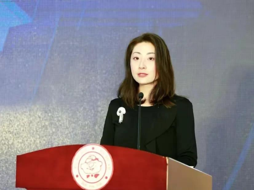 宗馥莉的名字应该是她妈妈给她取得，因为师幼珍的偶像就是当时当红女星王馥荔，也是演