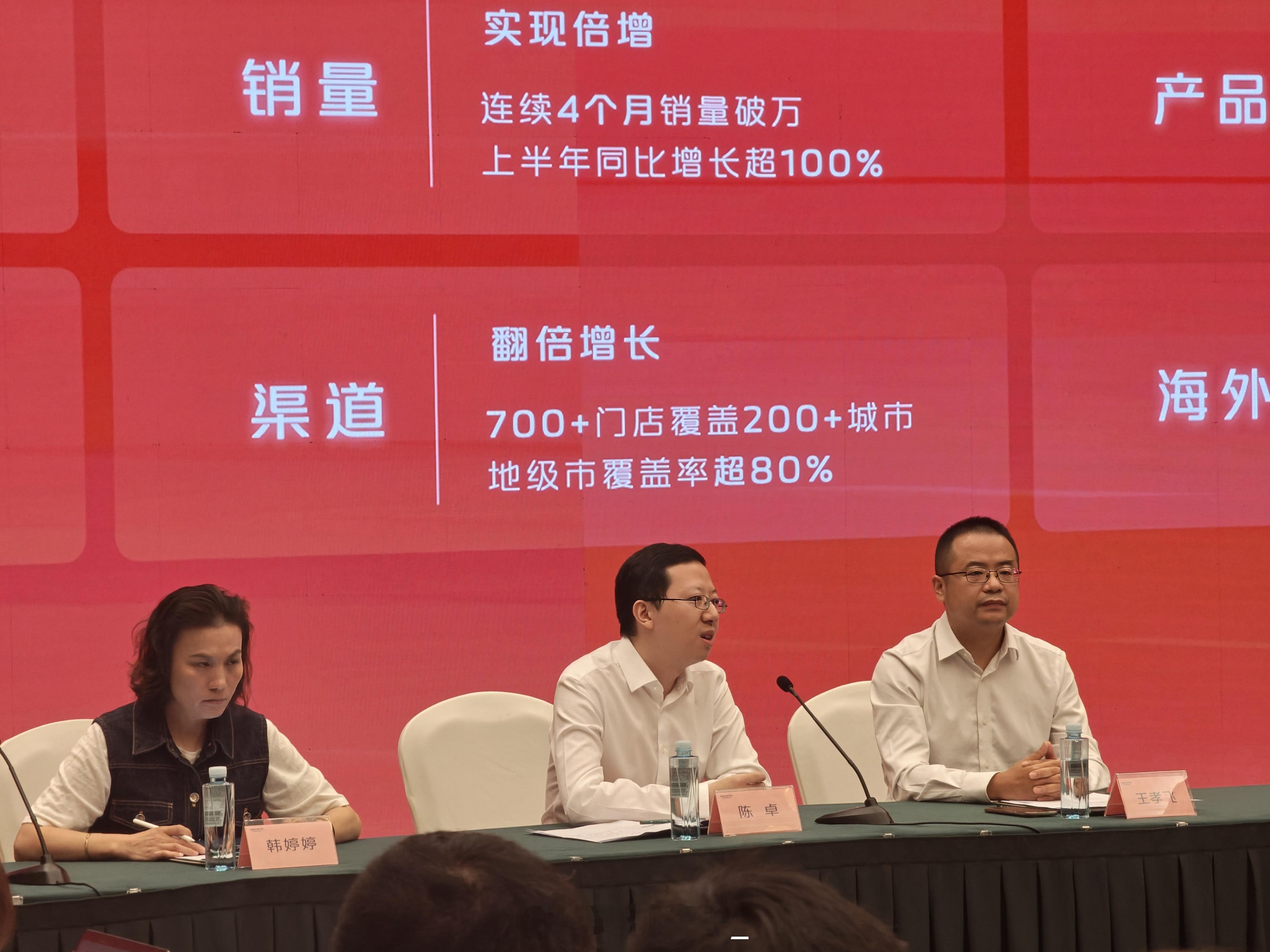 阿维塔陈卓总今天提到：1、明年会有一款大六座旗舰产品、同时带有两款全新产品一起上