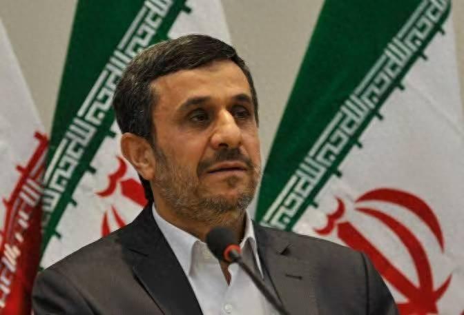 内贾德死了！就在自己家里，被炸得粉碎。美国这招太狠了，直接把伊朗最硬的骨头给敲断