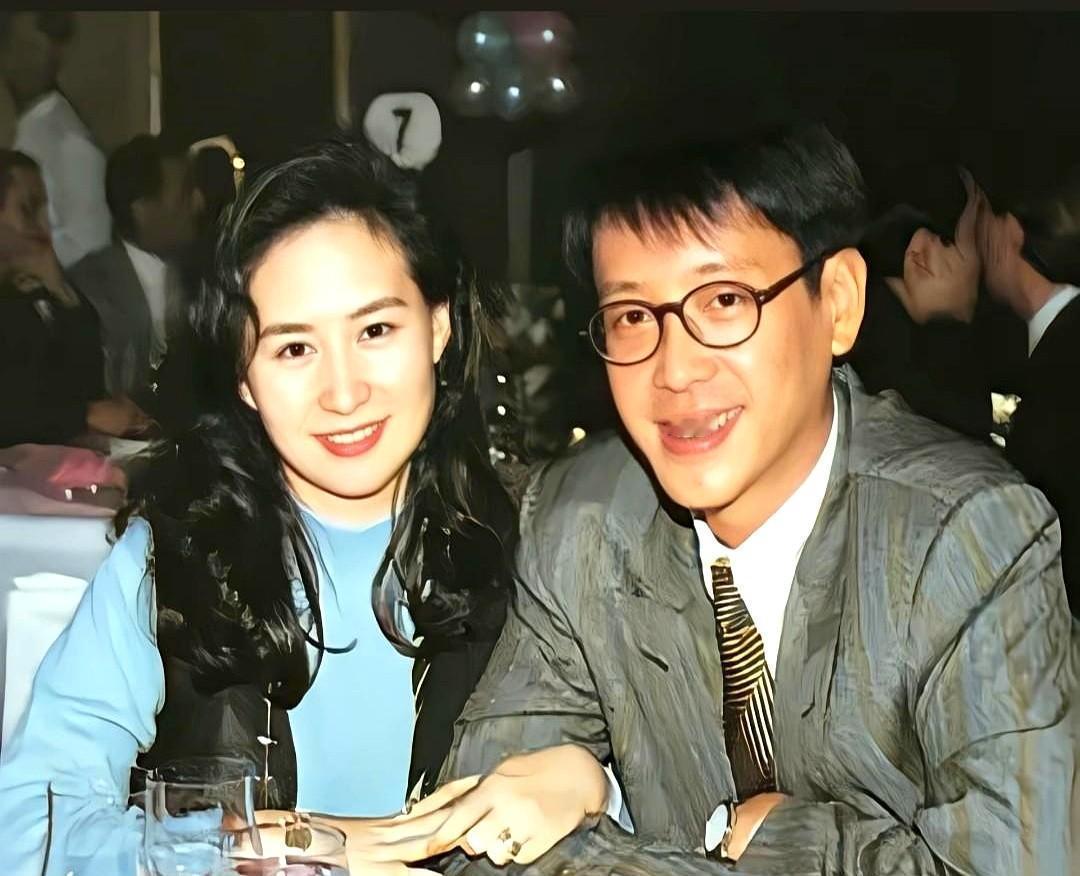 她不靠婚姻站稳脚跟，他也不靠名字混日子。
何超琼管船管赌场管大湾区，许晋亨陪娃打