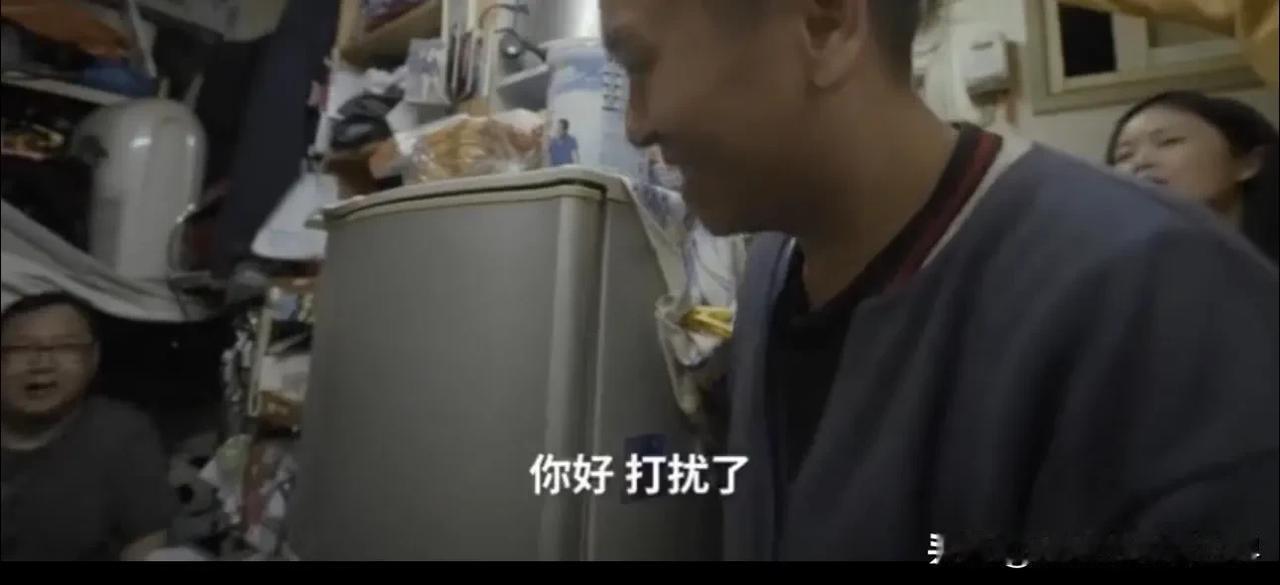 在香港这座繁华的大都市中，有这样一对情侣，他们的故事撕开了穷人最心酸的遮羞布。他