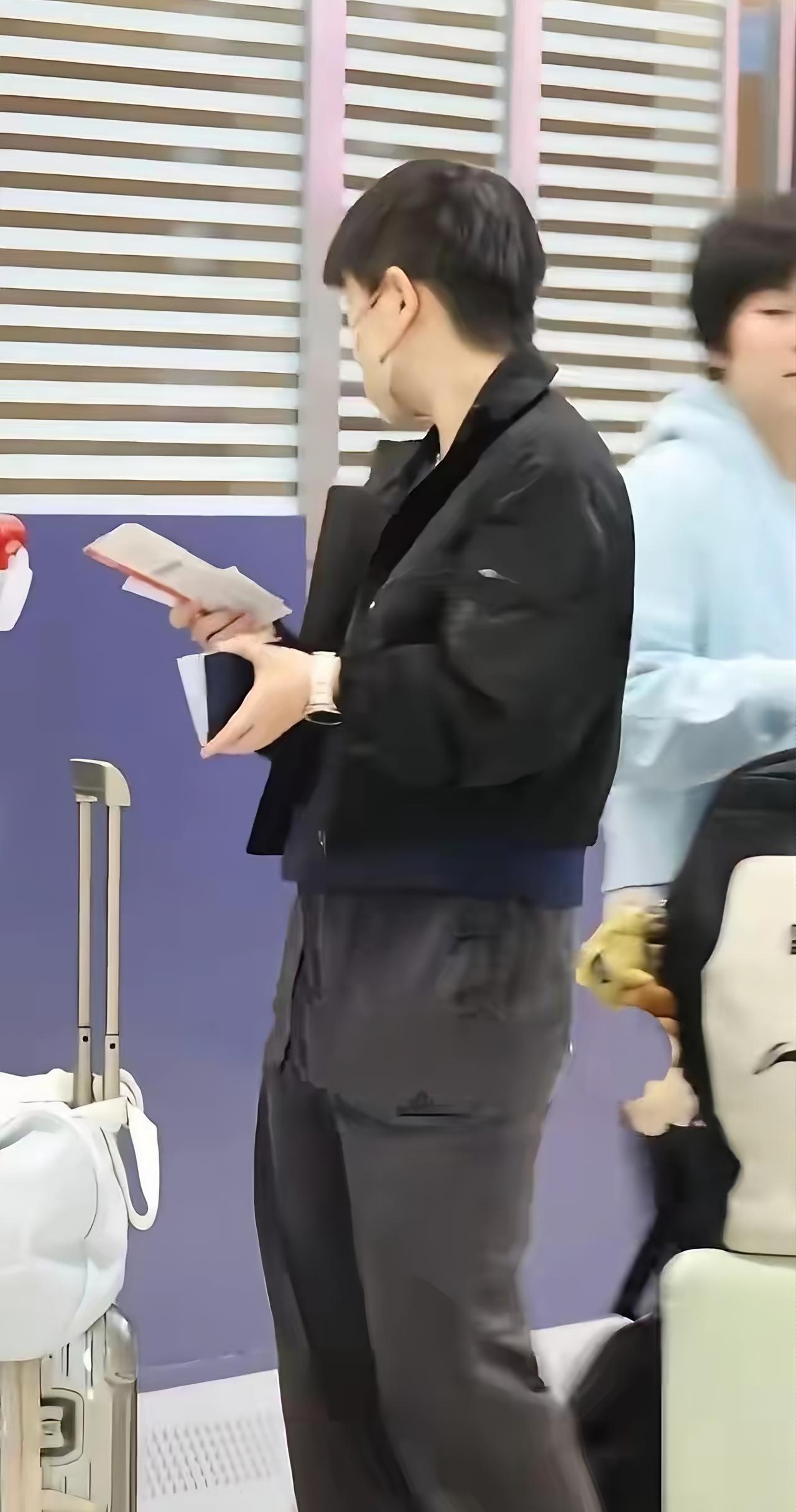 北京时间3月27日，国乒从成都直接坐班机前往澳门，孙颖莎身着一套黑，上衣是一件短