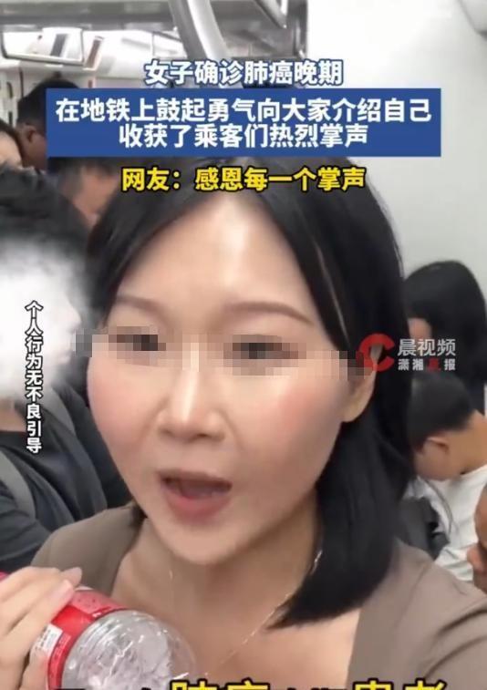 7月初一个长沙傍晚的地铁里，满是低着头、脸庞被手机屏幕照亮的疲惫乘客。

女孩刘