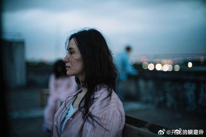 宋佳寸头海报 这才是好演员的样子✨宋佳为《余烬》颠覆形象，不被标签束缚，每次转型