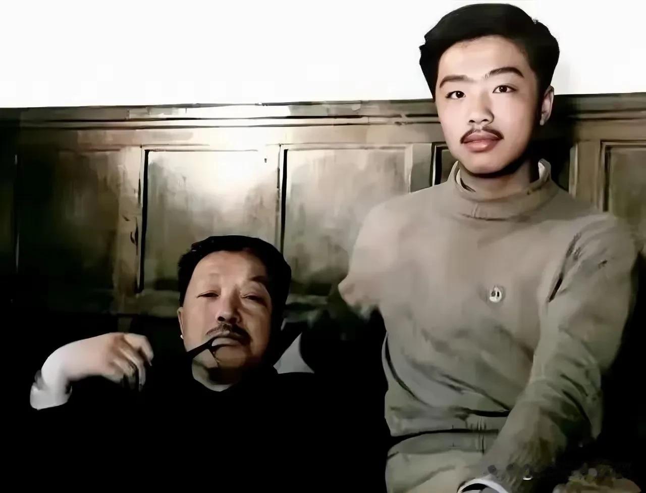 下图是贺龙和唯一儿子贺鹏飞的合影，照片中的贺龙父子，从长相上看，几乎完全一模一样