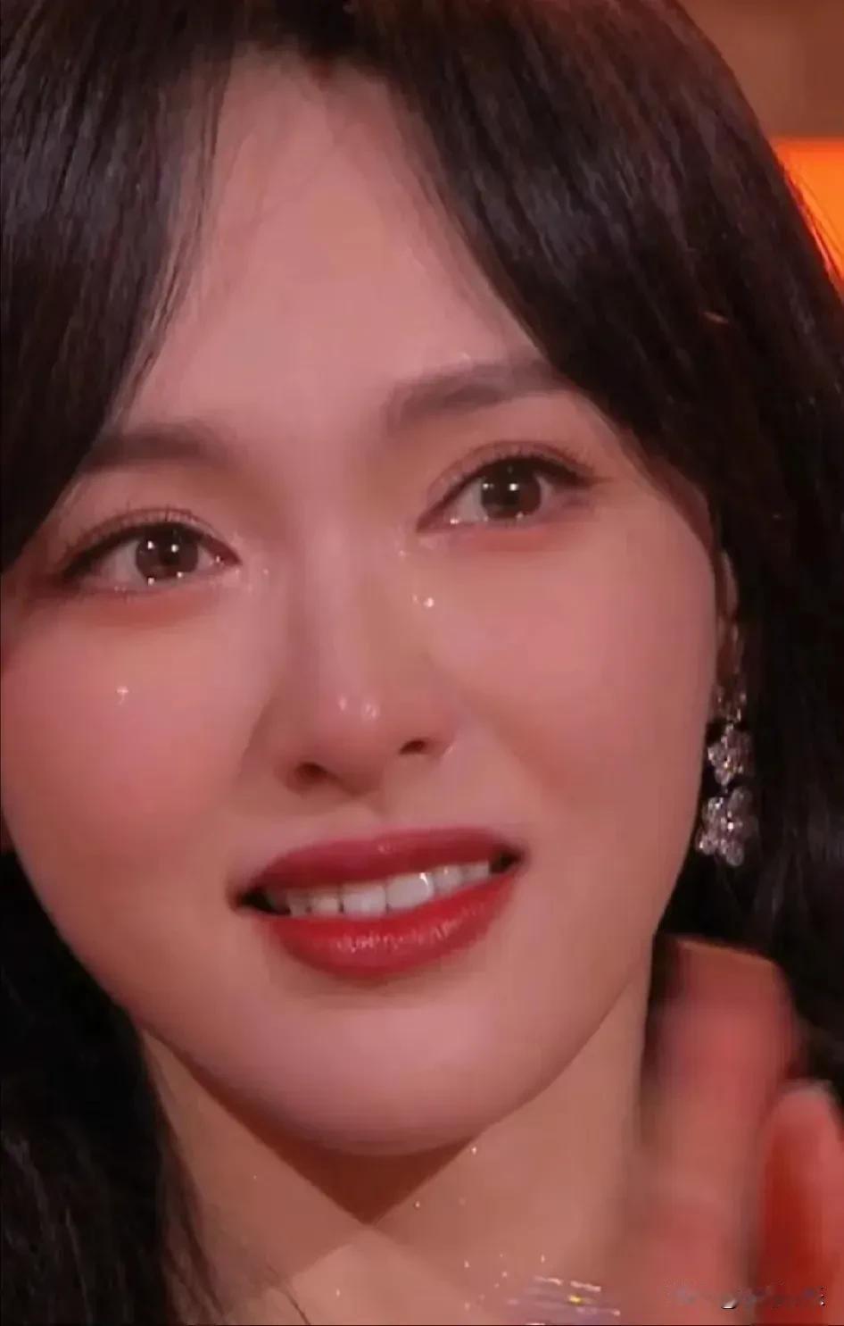 唐嫣真是个善良的好姑娘，哭都美的不像话！她是个心思细腻的好演员，她和前辈游本昌老