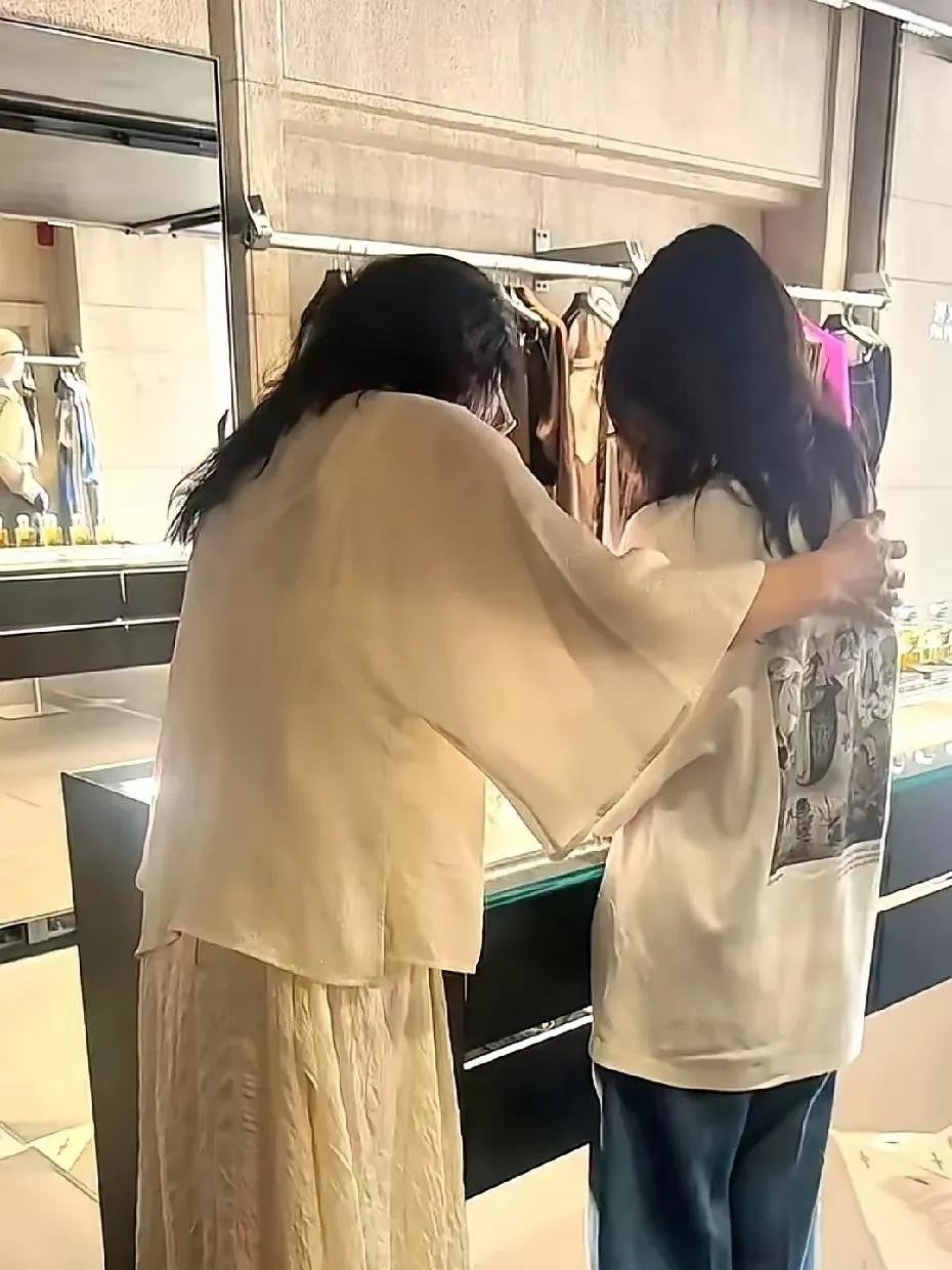 小玥儿暑假在北京待了一阵子，近日回台北了。听说才12岁的姑娘，这次全程自己挑衣服