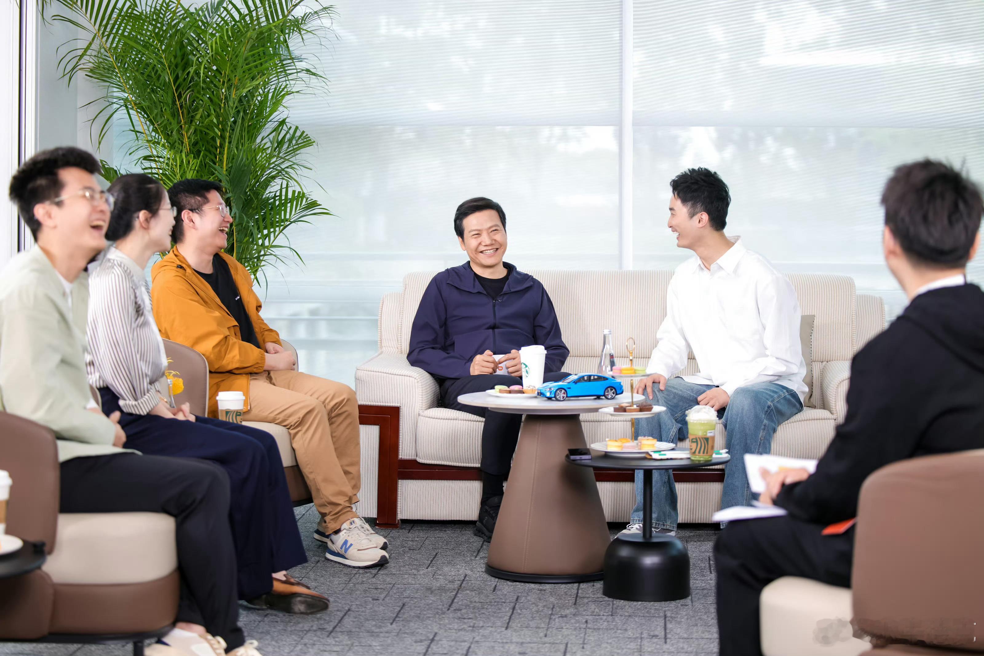 这张照片拍得真好，千亿总裁面前，依旧能放松开怀大笑，谁会不喜欢这样的企业家呢？谁