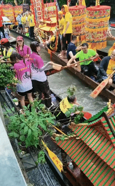 这种打水仗的方式，是很容易出事的，船上的男子比较克制，这要是遇到脾气不好的，很容