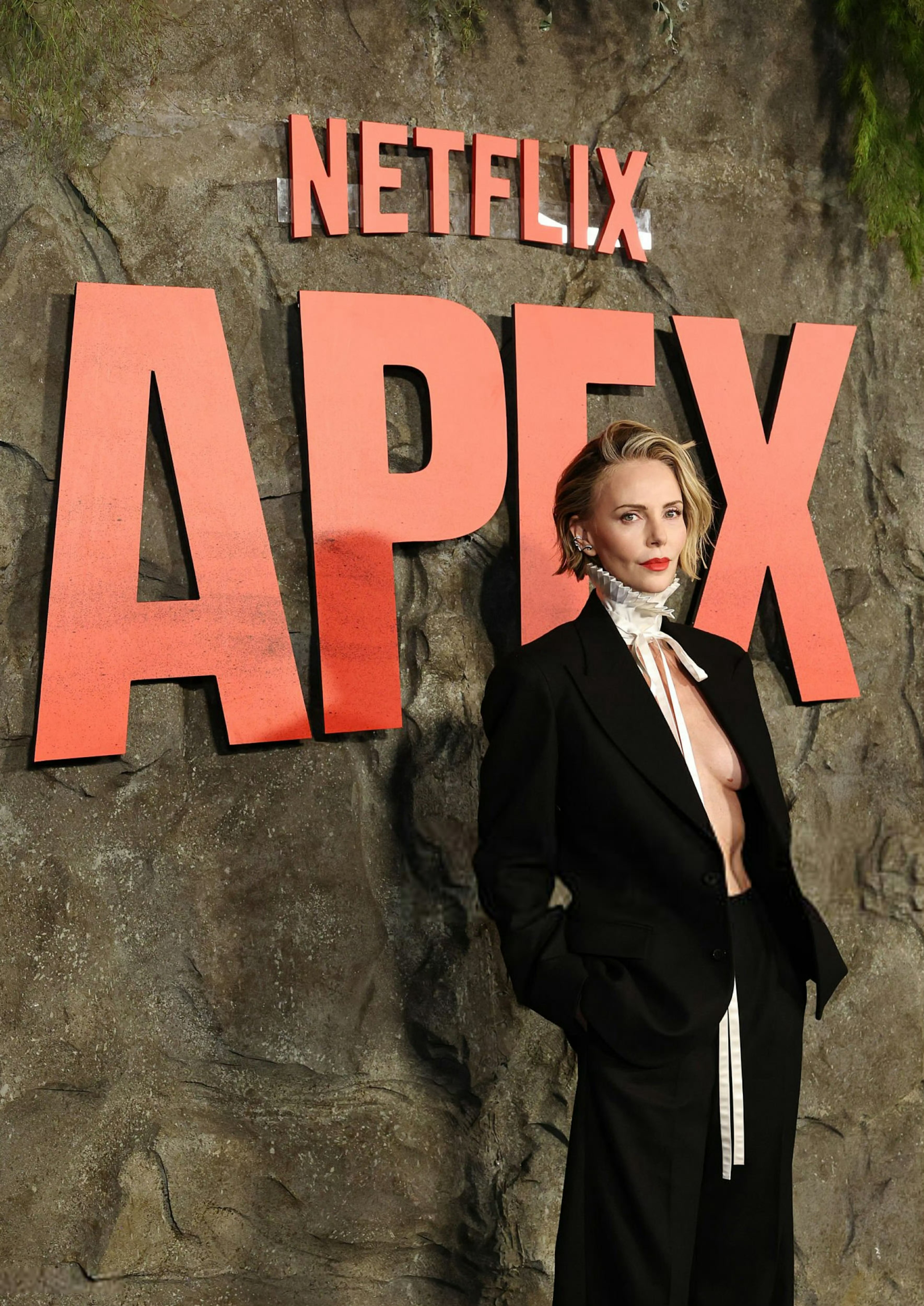 查理兹·塞隆亮相主演Netflix新片《巅峰猎杀》首映礼，真空穿了一套Dior 