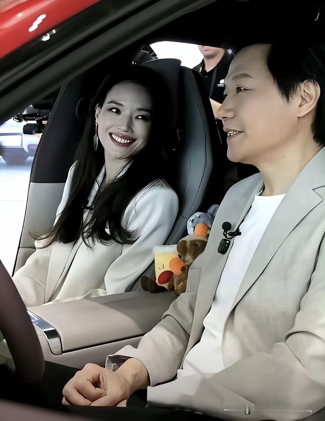 舒琪与雷军同乘一车，交谈甚欢，双方就有关事务达成了一致意见，均表示合作将圆满完成