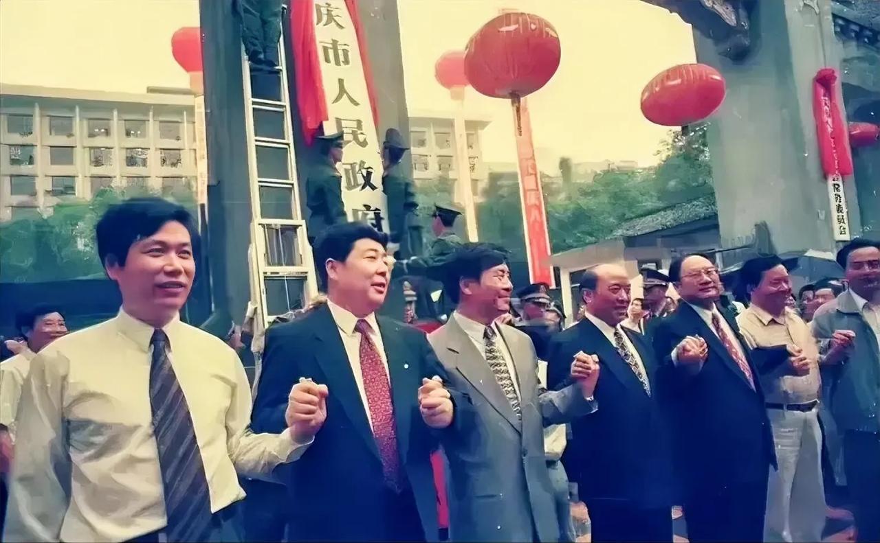 1997年6月18日，随着红绸的滑落，重庆直辖后首届市委、市政府正式挂牌运作。
