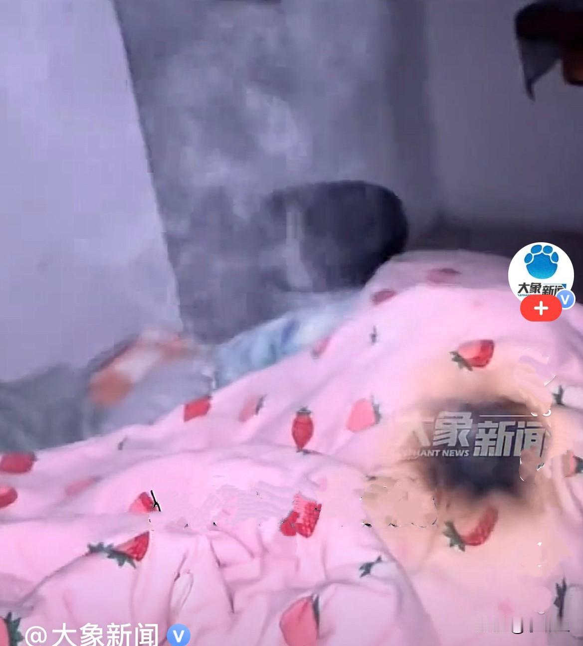 新疆一女子回老家过年，住在老房子里，老房子有火墙，靠着火墙睡觉那叫一个舒服，火烧