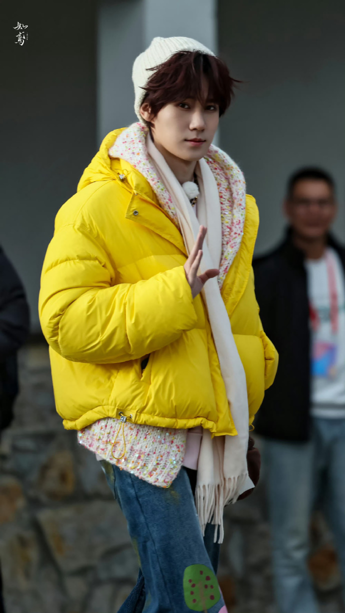 张真源今天是奶黄包张真源《奔跑吧》今日上班路透来啦！今天是暖呼呼的奶黄包呀~ ​