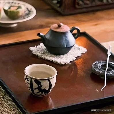 《待甘吟·定风波体》
沸水初翻碧玉瓯，茶烟袅袅绕青瓷。新芽怯浪沉浮处，且待，回甘