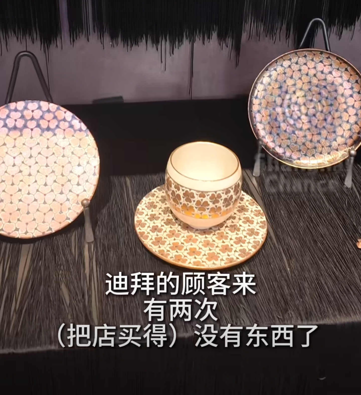 迪拜游客把上海手工艺店买空了偏爱店内纯手工打造的金银首饰、中式器皿，独一份不可复
