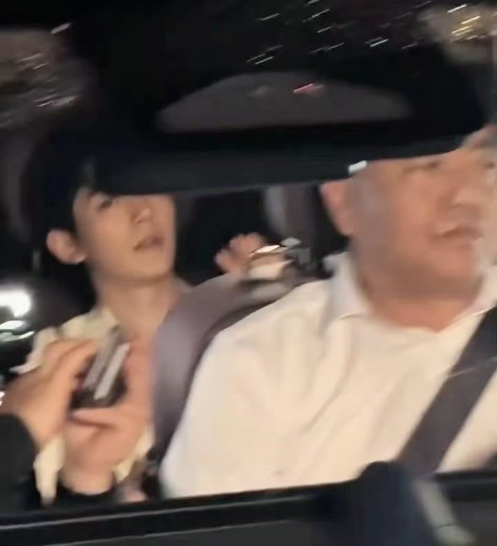 邓为雨中一直挥手给粉丝打招呼邓为提醒粉丝小心车待人处事真诚大方，录制结束准备礼物