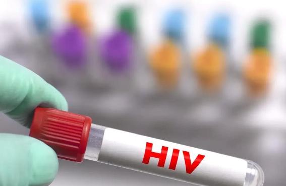 新疆阿克苏，男子被疾控中心确诊为HIV病后，一直服用药物并多次住院治疗，期间还因