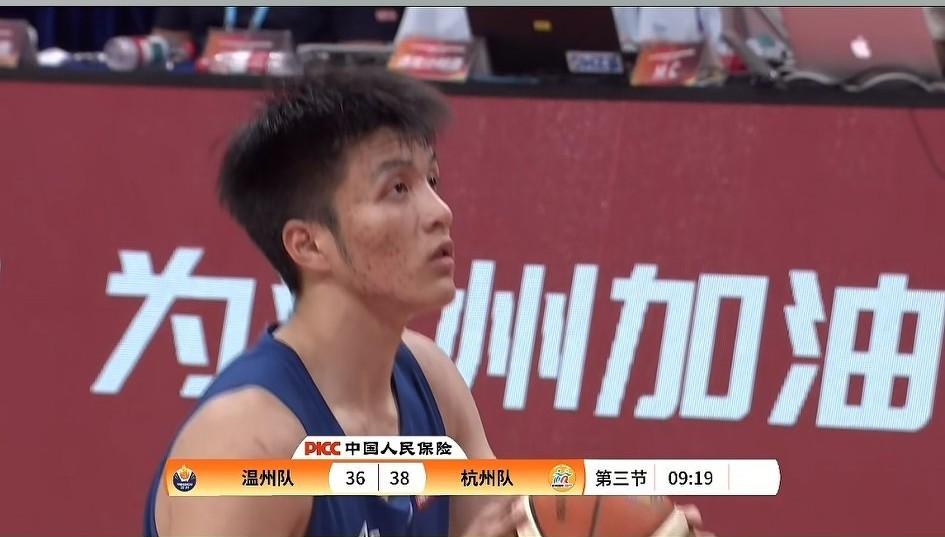 杭州队这位赵哲轩前12次罚球全部命中，这也太夸张了吧？不要忘了，此时才是第三节刚