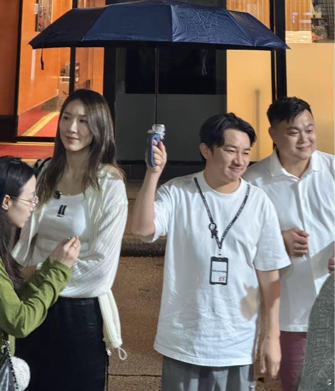 46岁王祖蓝和老婆李亚男深夜现身香港一家苍蝇小馆买车仔面，夫妻俩打扮低调朴素，本