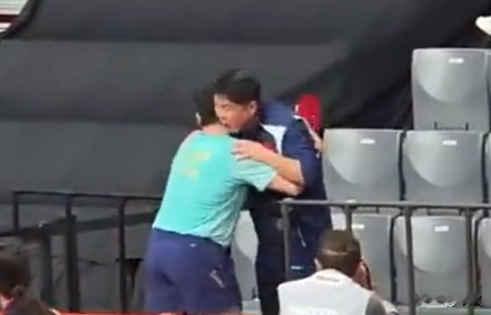 林诗栋拥抱王皓、哭了！

在国乒男团无缘亚运会冠军后，球迷们对夺男单金牌，都是心