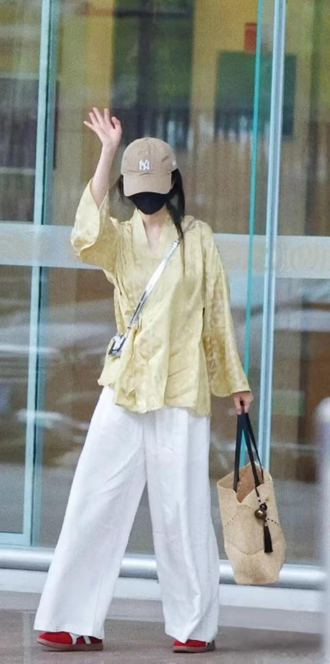 杨幂今日机场被偶遇，穿鹅黄新中式上衣奶白阔腿裤，清雅又慵懒！ ​​​