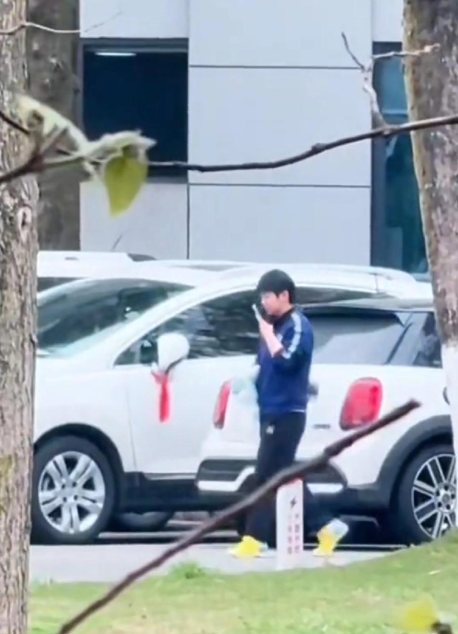 看到莎莎落单，
有大胆的球迷提出大胆的建议。
一起“掳”回家，
管顿好吃的，
再