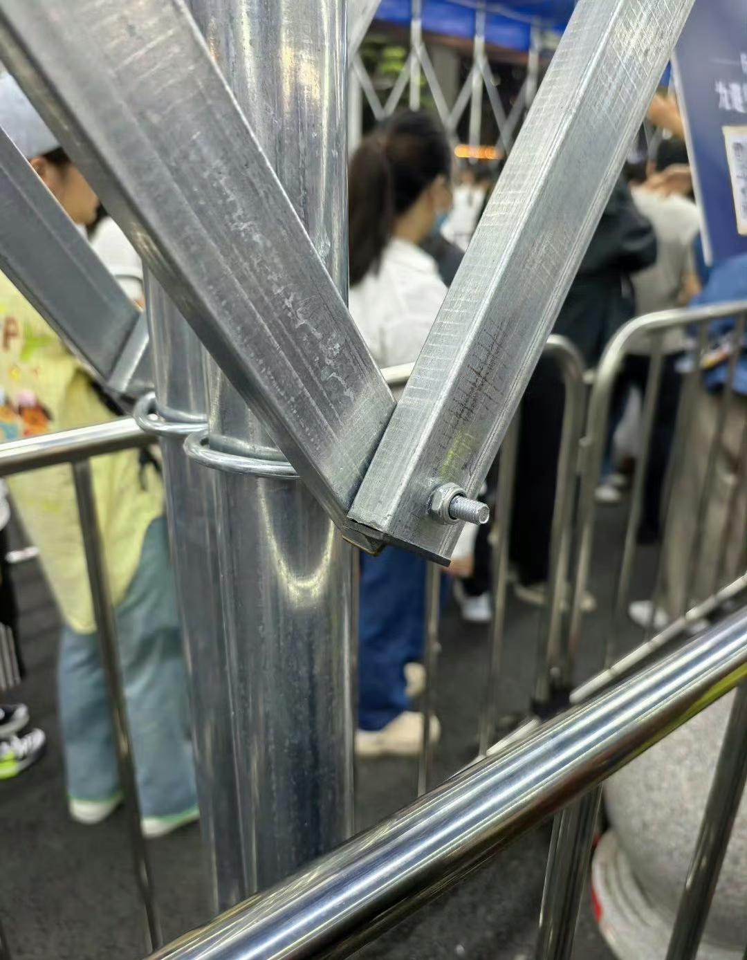 网友发布信息说，石家庄山姆超市的管理者要注意一下外部排队的遮阳棚的安全问题，好多