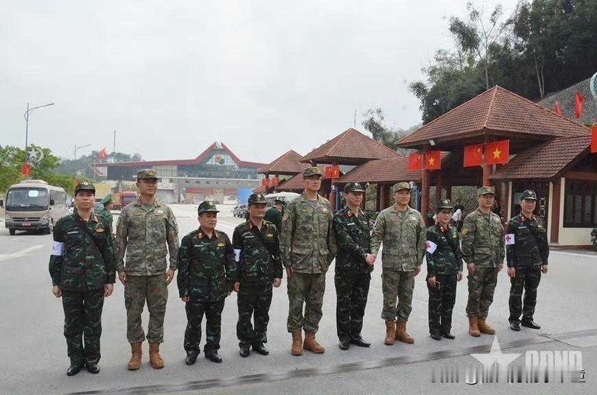 中越两军士兵体型的直观差距，究竟是人种基因的先天使然，还是军营伙食的后天加持？答