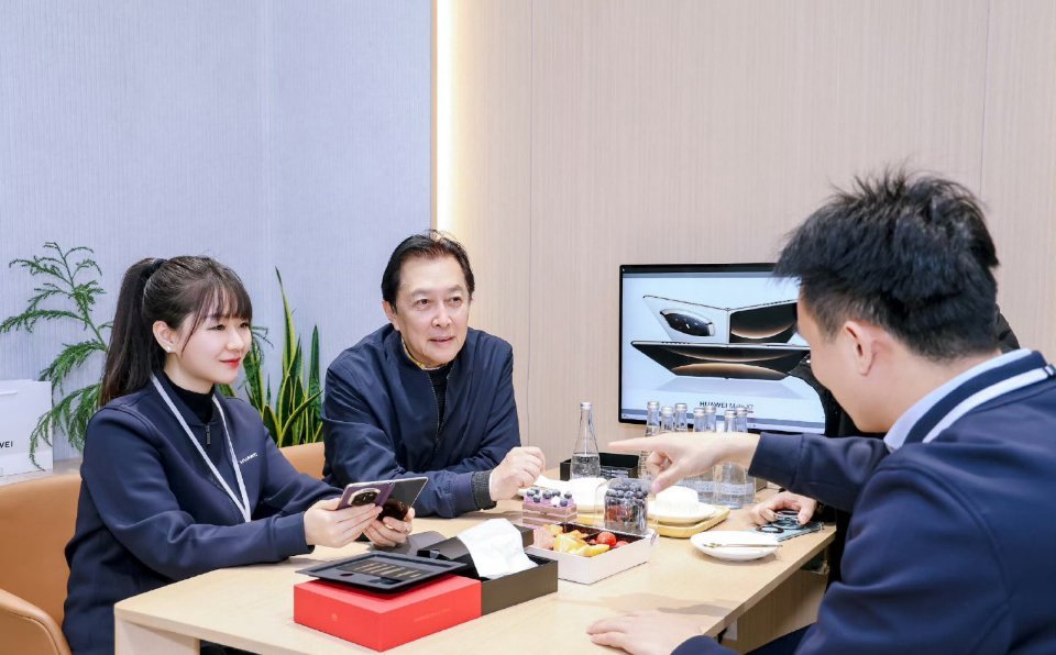 唐国强不愧是国民老戏骨，好多人都来围观啦全国网友都在偶遇明星，而我在当牛做马，太