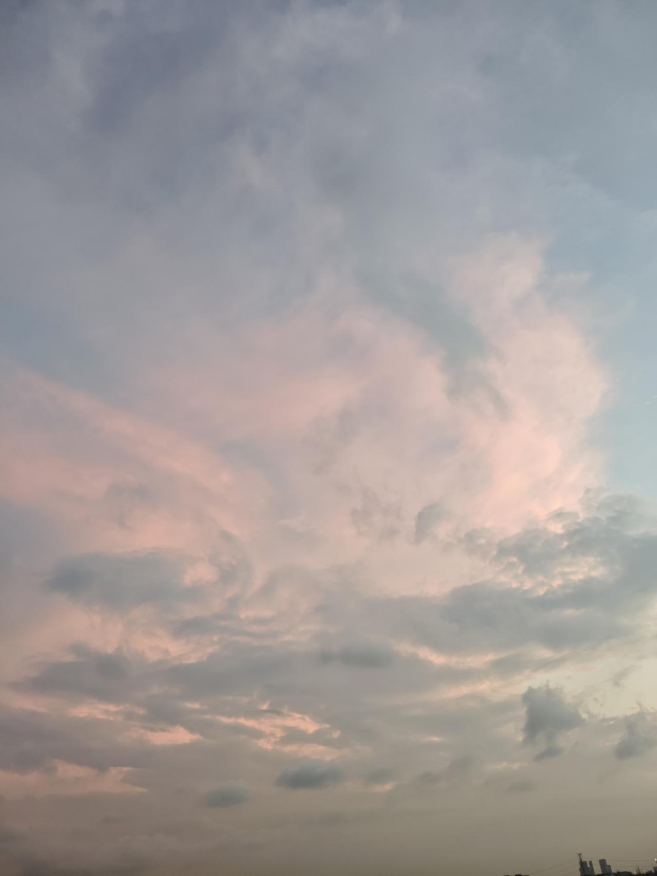 深圳今日晚霞🌇。深圳昨天晚上的晚霞，淡淡的粉色的别有意境