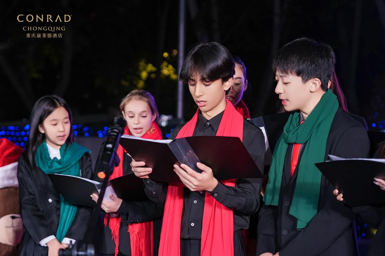 【中国重庆，2025年12月04日】冬日暖阳轻洒山城，重庆康莱德酒店一楼大堂化身