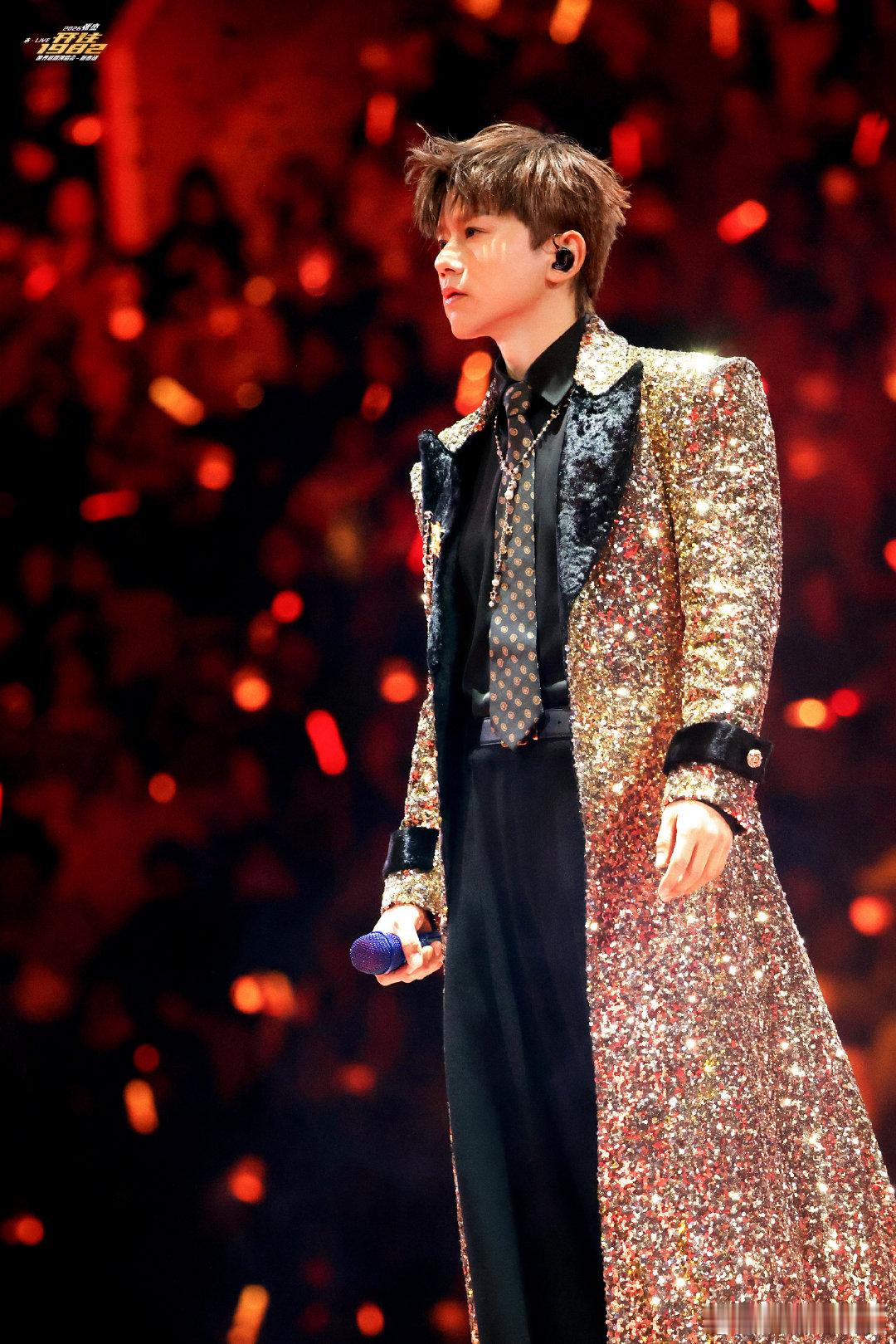 张杰分不清张杰是退场还是上场了 谁能想到！摆完帅气pose跳着退场，转头就被升降