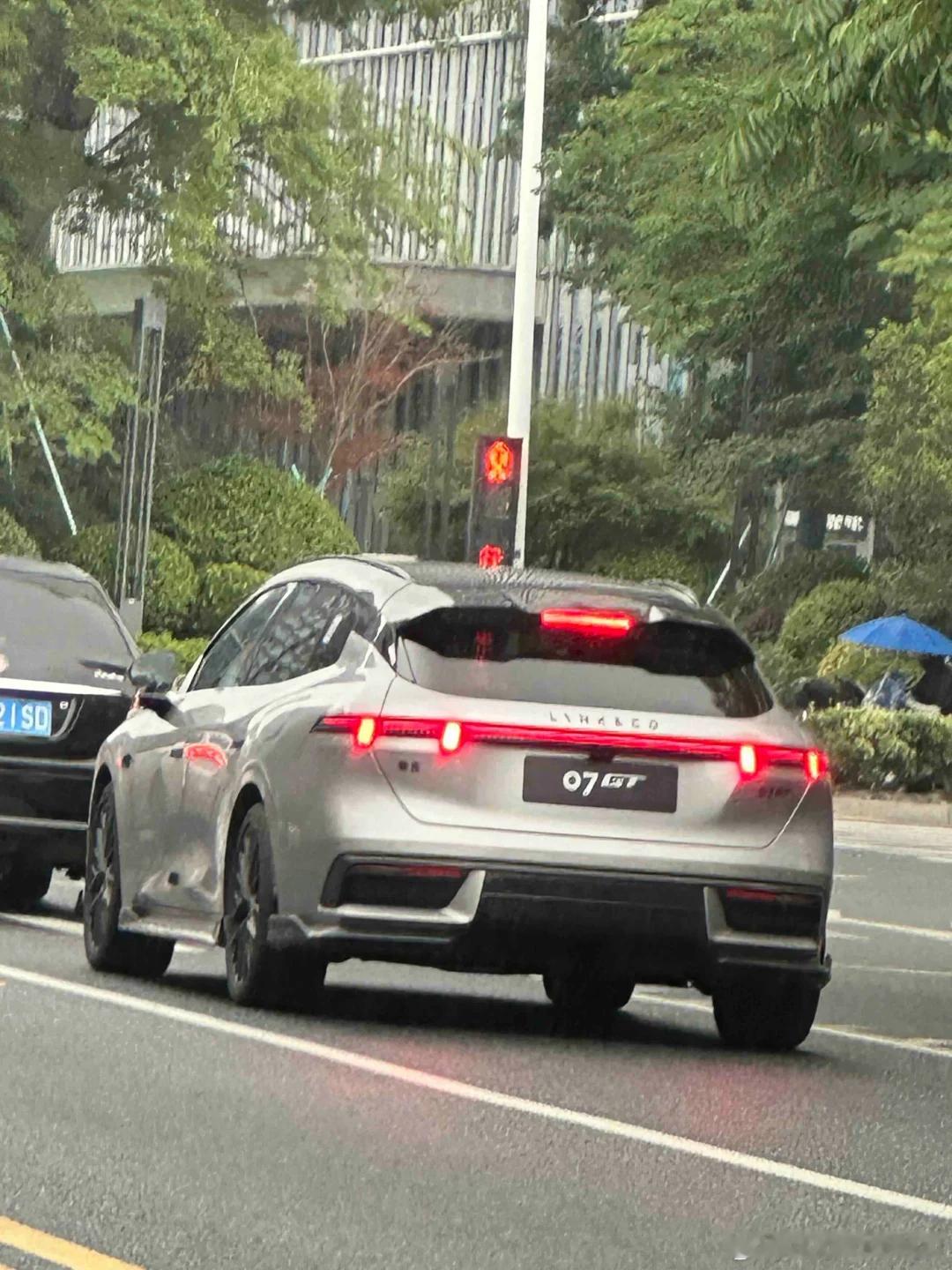 老牌网友(不懂车的兔子）发来无尾翼有包围，银灰色领克07GT实拍图感觉这个颜色会