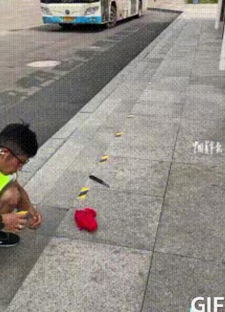 河北唐山公交站台，一男子等车时见车迟迟未到，顺手往前走了几步。没想到一脚踩空，差