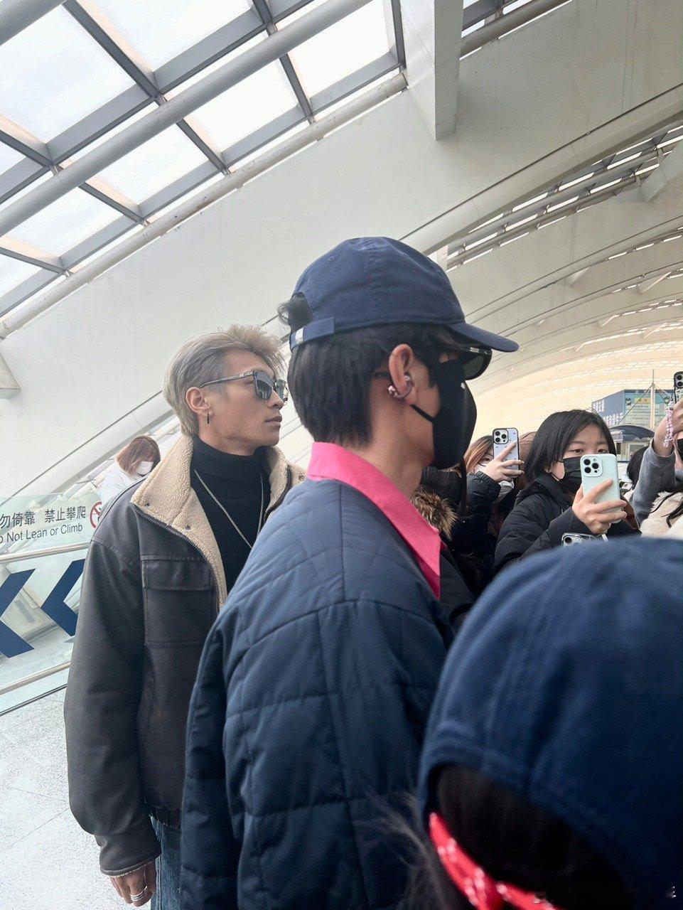 代旭正是爱看热闹的年纪代旭机场路透笑不活了！人群后探头探脑看表演，正是爱凑热闹的