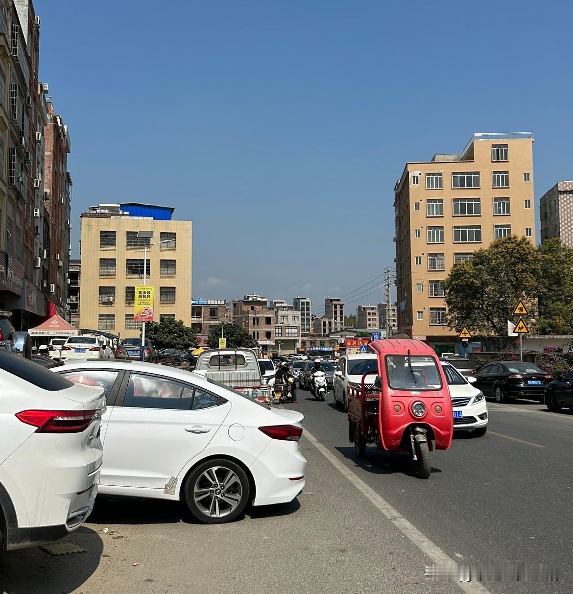 过年回到农村一看，

家家户户几乎都有一台车子，

你到到镇上赶集看一看，周围几